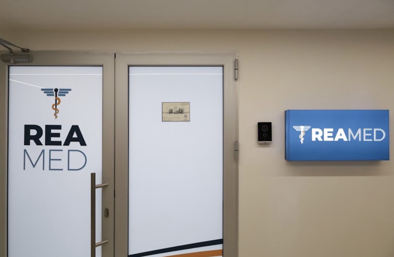 Η είσοδος του πολυιατρείου REA MED